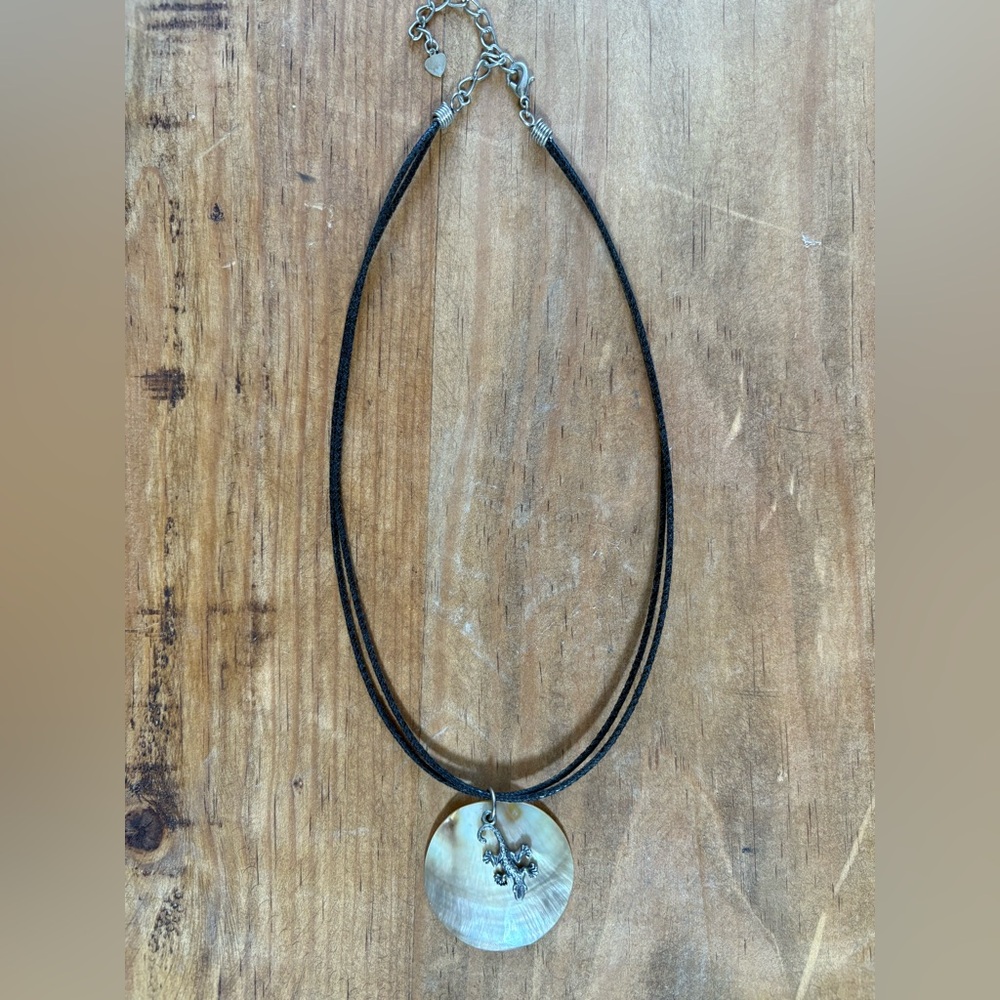 Boho Shell Pendant Necklace with Gecko Charm – Unique Statement Piece